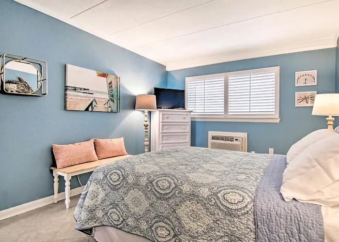 Beachbox I - Oceanfront Balcony - Sunrise Views - Couple's Retreat - East Winds 202 Apartment *