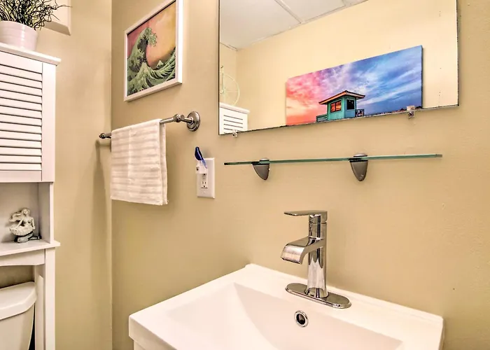 Beachbox I - Oceanfront Balcony - Sunrise Views - Couple's Retreat - East Winds 202 Apartment